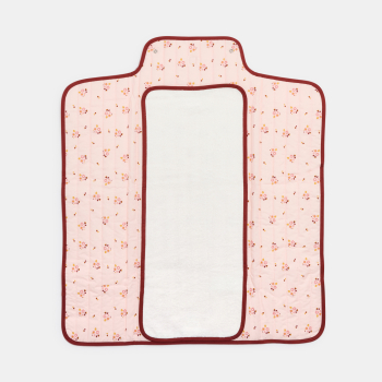 بساط تغيير الحفاضات أثناء...